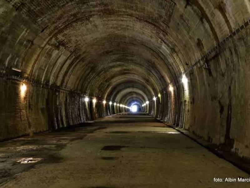 Tunel schronowy dla pociągu sztabowego z czasów II wojny światowej w Strzyżowie